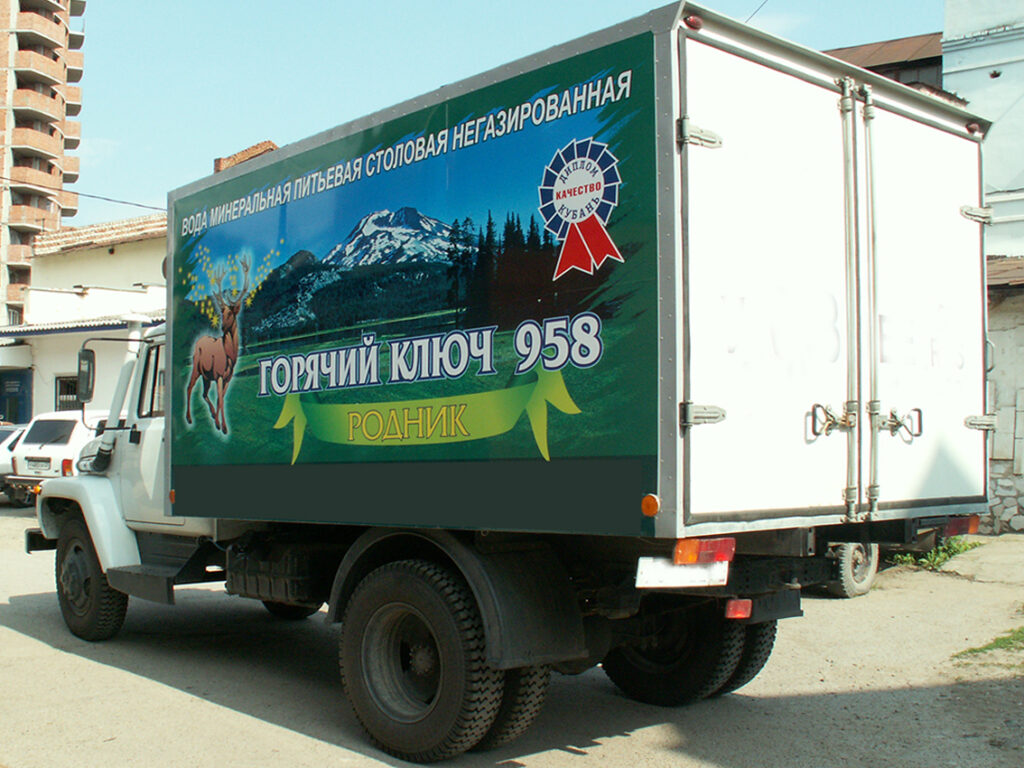 Изображение рекламы на транспорте   грузовой машины