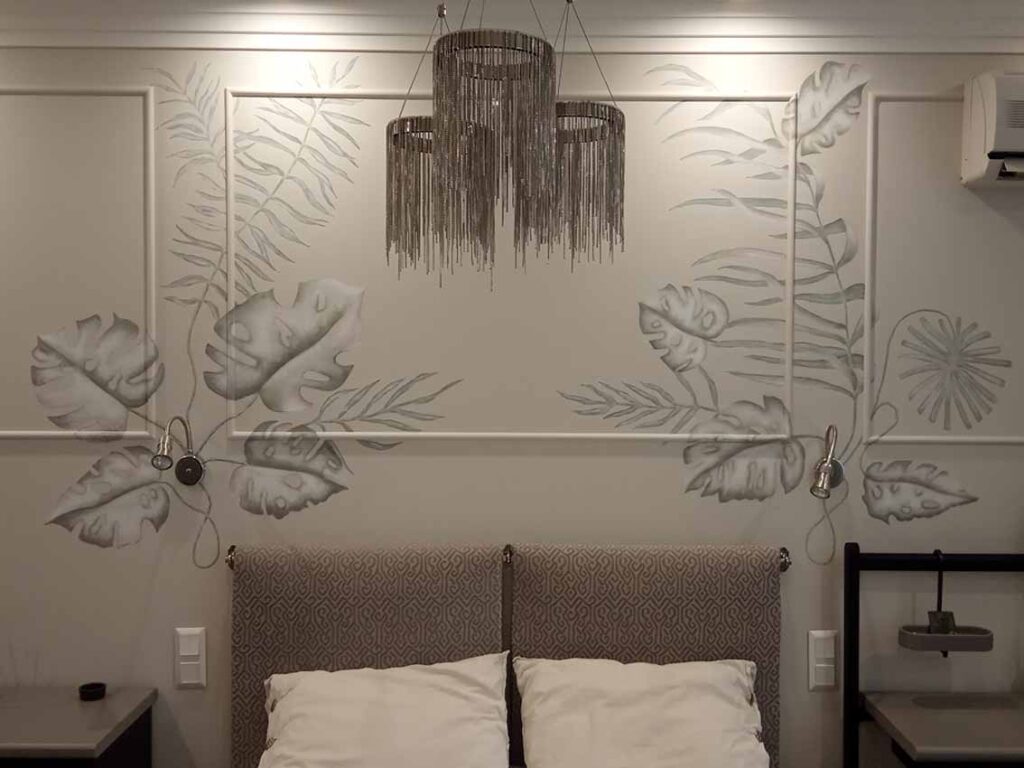 Изображение художественная роспись стен для комнаты с диваном